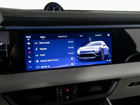 Certified 2025 Porsche Macan 4S Electric image 27