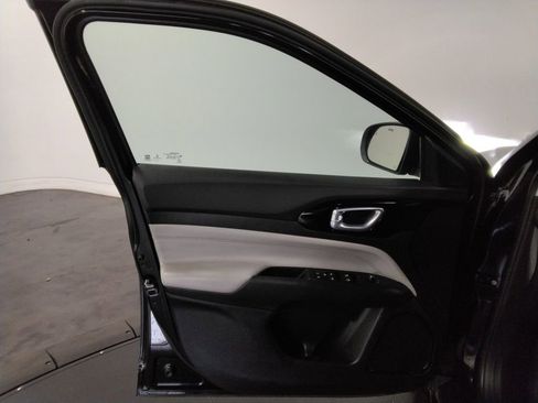 Used 2022 Jeep Compass Limited image 29