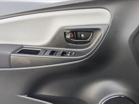 Used 2016 Toyota Yaris L image 11