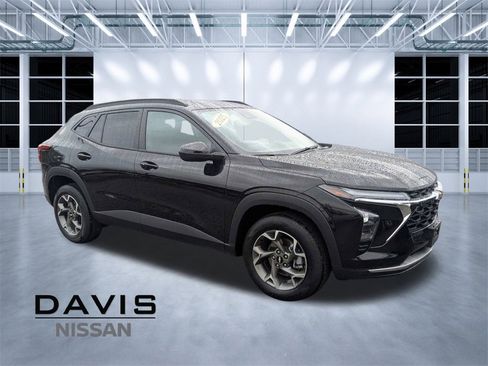 Used 2025 Chevrolet Trax LT w/ LT Convenience Package image 1