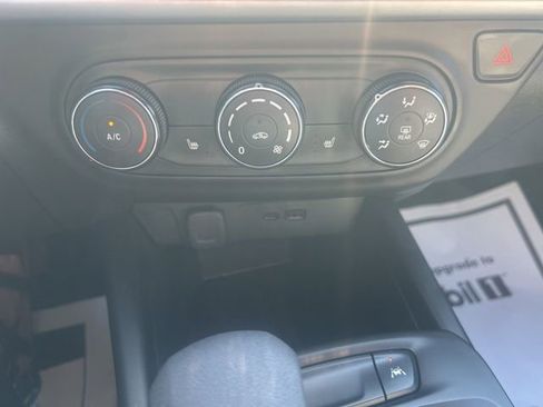 Used 2024 Chevrolet Trax RS w/ Sunroof Package image 22