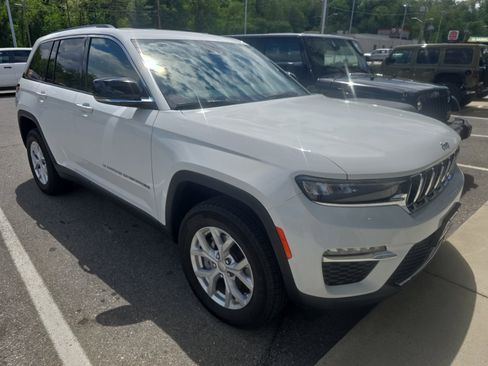 Used 2023 Jeep Grand Cherokee Limited AWD/4WD image 2