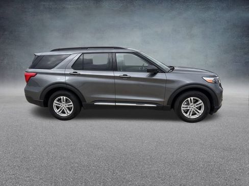 Used 2023 Ford Explorer XLT w/ Equipment Group 202A image 6