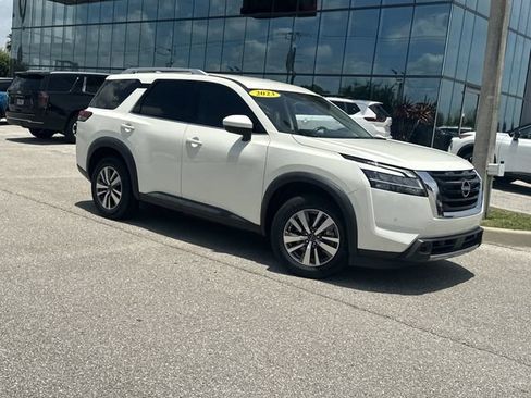 Used 2023 Nissan Pathfinder SL AWD/4WD image 2