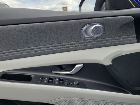 New 2025 Hyundai Elantra Limited image 17