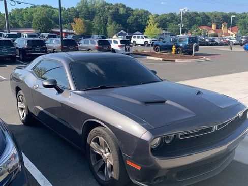 Used 2019 Dodge Challenger SXT RWD image 9