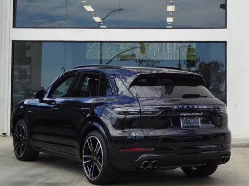 Used 2023 Porsche Cayenne Turbo S AWD/4WD image 5