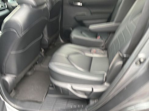 Used 2023 Toyota Highlander XLE FWD image 11