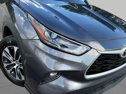 Used 2024 Toyota Highlander XLE FWD image 28