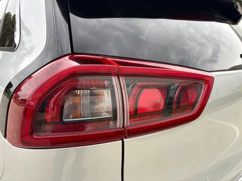 Used 2017 Kia Niro Touring w/ Advanced Technology Package image 12