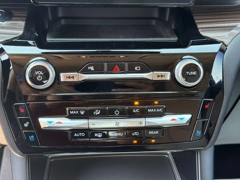 Used 2022 Ford Explorer Limited w/ Equipment Group 301A AWD/4WD image 27