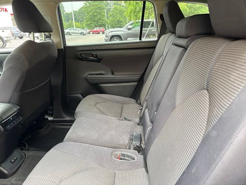Used 2021 Toyota Highlander LE AWD/4WD image 11