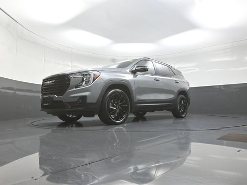Used 2024 GMC Terrain SLT w/ Elevation Edition AWD/4WD image 11