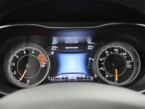 Used 2022 Jeep Cherokee Trailhawk image 8