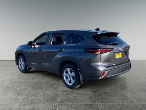 Used 2024 Toyota Highlander LE image 3