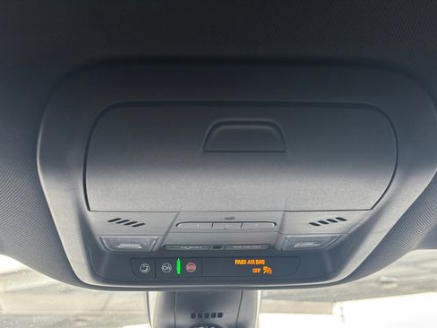 Used 2023 Buick Enclave Essence image 7