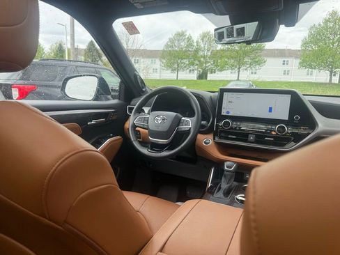 Used 2025 Toyota Highlander Platinum AWD/4WD image 54