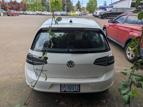 Used 2016 Volkswagen e-Golf SE image 6