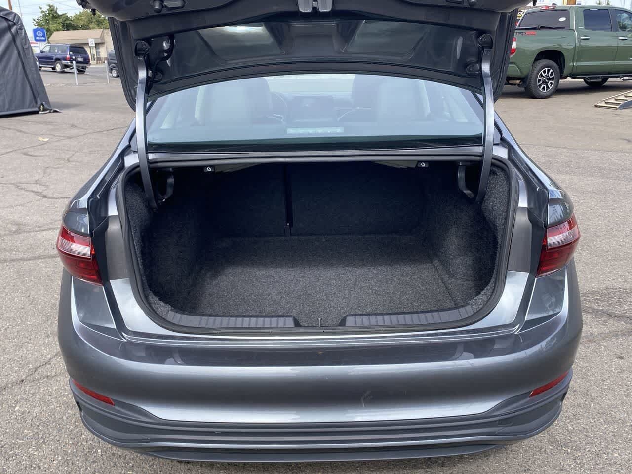 Used 2025 Volkswagen Jetta SE FWD image 23