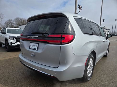 Used 2024 Chrysler Pacifica Touring-L image 5