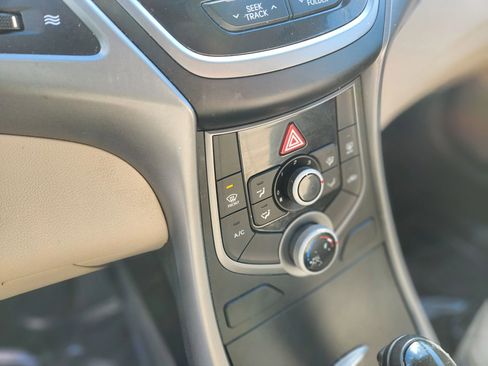 Used 2015 Hyundai Elantra SE w/ Option Group 02 FWD image 25