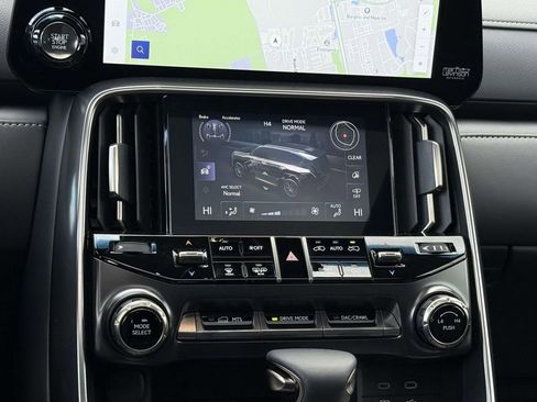 Used 2025 Lexus LX 600 4WD w/ Luxury Package image 11