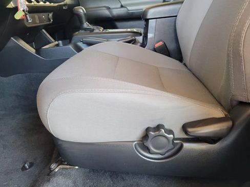 Certified 2018 Toyota Tacoma SR w/ SR Convenience Package AWD/4WD image 21