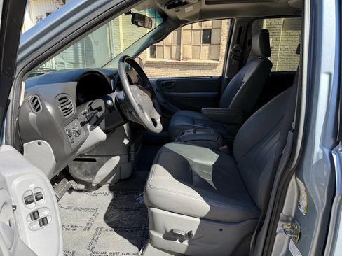 Used 2006 Chrysler Town & Country Touring image 40