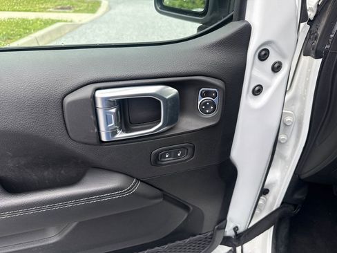 Used 2021 Jeep Wrangler Unlimited Sahara w/ Uconnect 4C Nav & Sound Group AWD/4WD image 16