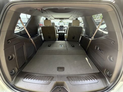 Used 2024 GMC Yukon SLT w/ SLT Luxury Package RWD image 10