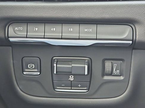 Used 2025 Cadillac Escalade ESV Sport w/ LPO, ONYX Package AWD/4WD image 17