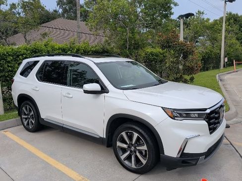 Used 2023 Honda Pilot Touring image 2