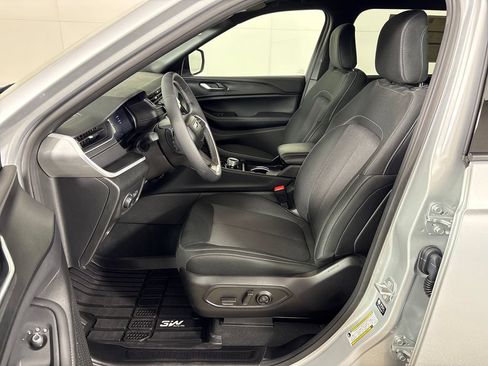 Used 2025 Jeep Grand Cherokee L Laredo RWD image 20