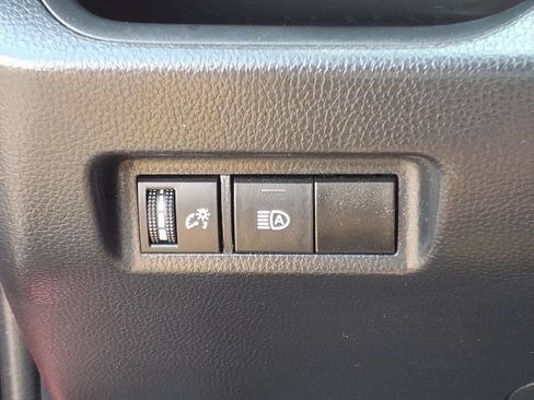 Used 2019 Toyota RAV4 LE FWD image 13