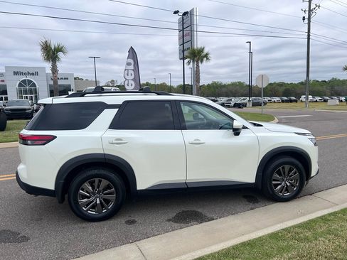 Used 2023 Nissan Pathfinder SV image 3