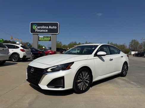 Used 2023 Nissan Altima 2.5 SV image 1