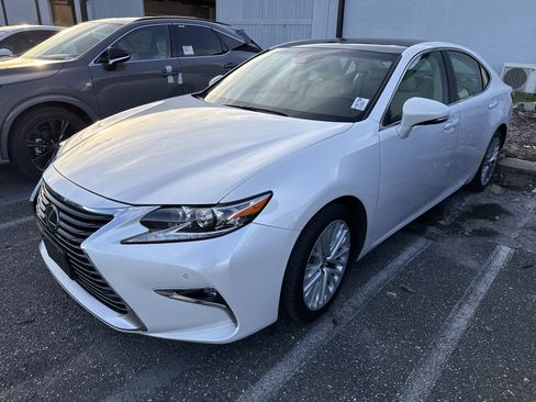 Used 2016 Lexus ES 350 w/ Ultra Luxury Package FWD image 2