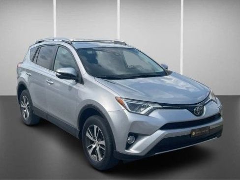 Used 2018 Toyota RAV4 XLE AWD/4WD image 2
