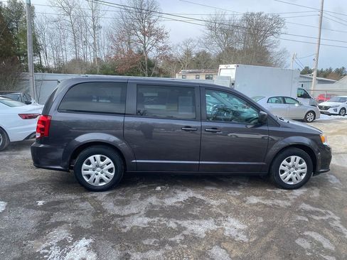Used 2018 Dodge Grand Caravan SE w/ UConnect Hands-Free Group image 4