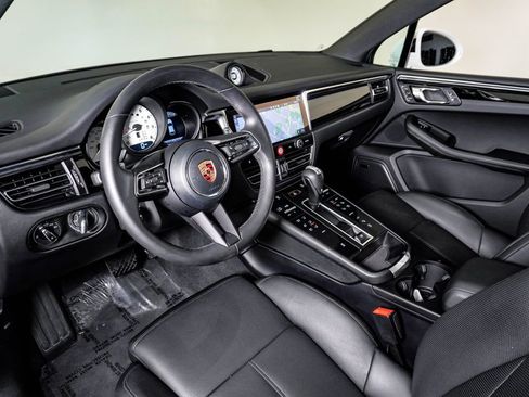 Certified 2026 Porsche Macan AWD/4WD image 4