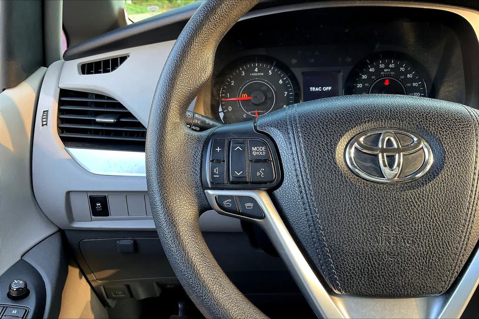 Used 2015 Toyota Sienna LE FWD image 23