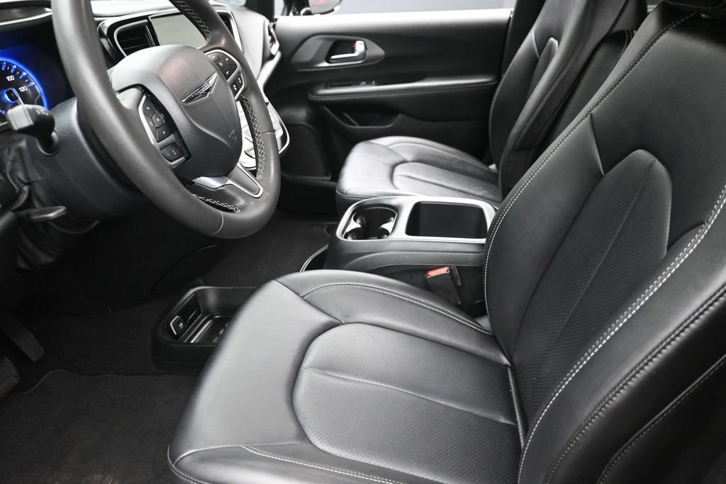 Used 2025 Chrysler Pacifica Select FWD image 17
