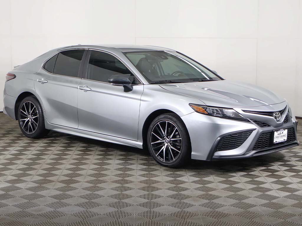 Used 2022 Toyota Camry SE FWD image 2