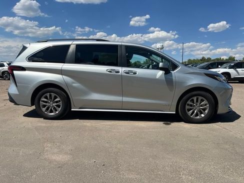 Used 2021 Toyota Sienna XLE FWD image 7