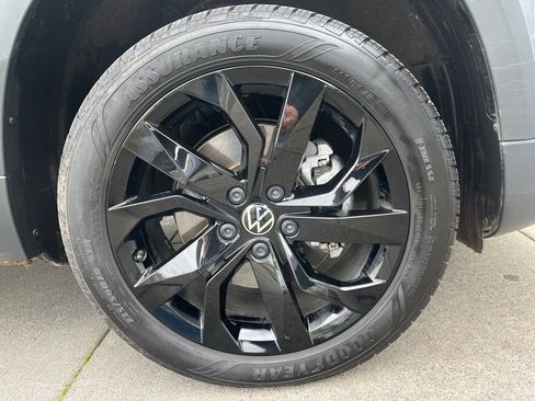 Used 2023 Volkswagen Taos SE w/ Panoramic Sunroof Package image 9