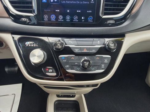 Used 2017 Chrysler Pacifica Touring FWD image 10