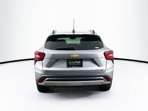 Used 2025 Chevrolet Trax LT FWD image 7