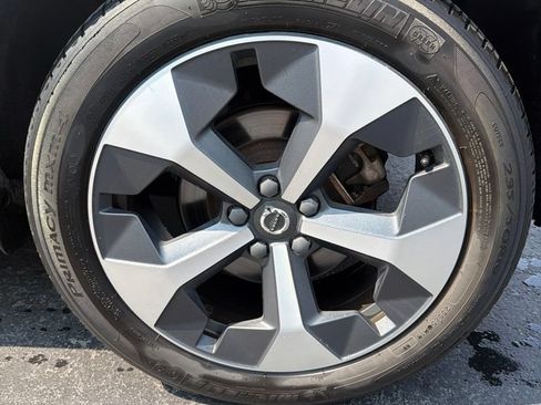 Certified 2024 Volvo XC40 B5 Plus AWD/4WD image 7