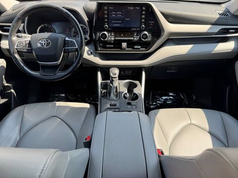Used 2022 Toyota Highlander XLE AWD/4WD image 12