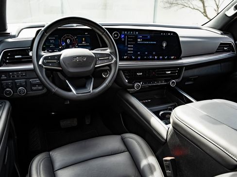 Used 2025 Chevrolet Suburban Z71 w/ Comfort Package image 4